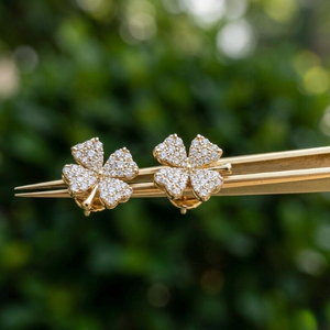 Exclusivos Pendientes de Diamantes Naturales de 0.50 CTW con Diseño de Trébol, Amuleto de la Suerte en Oro con Diamantes Pavé y Diseño Floral - Product Image 4
