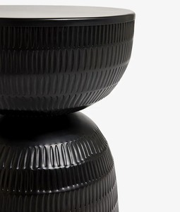 Mesa Auxiliar Nórdica Negra Mate con Textura Acanalada, Taburete de Metal con Forma de Reloj de Arena, Mesa Auxiliar para Sofá, Mesita de Noche, Decoración de Sala de Estar - Product Image 3