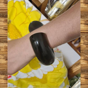 Bracelet en résine à bout ouvert fait à la main Bijoux modernes uniques Bracelet élégant pour femmes Bracelet en résine solide Léger - Product Image 1