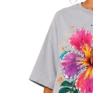 เสื้อยืดโอเวอร์ไซส์สีเทาอ่อนสำหรับผู้หญิง พิมพ์ลายดอกชบาสีสันสดใส เสื้อยืดลำลองผ้าฝ้ายสำหรับฤดูร้อน รับผลิตแบบ OEM ODM ขายส่ง - Product Image 3