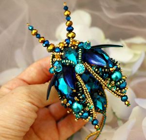 MD HANDICRAFTS Broche artisanale de mode brodée et perlée, fabrication raffinée, design personnalisé élégant pour enfants et mariages - Product Image 3