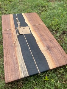 Planche à découper/planche à charcuterie rectangulaire artisanale, écologique, en acacia et résine, pour une utilisation en cuisine - Product Image 3