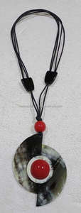 Collier en corne de buffle fait à la main, artisanat en résine, collier long à pendentif tendance pour femmes, collier à maillons en corne par CRAFTING CRAFTS - Product Image 3