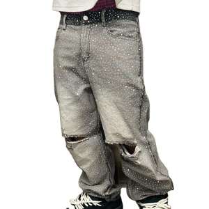 กางเกงยีนส์ทรงหลวมสีเทาประดับเพชรเทียมสำหรับผู้ชาย ขาดๆ บริเวณเข่า สไตล์สตรีทแวร์ - Product Image 1