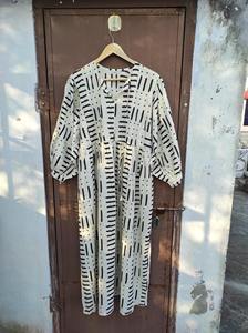 เดรสผ้าฝ้ายพิมพ์ลายบล็อก - ผ้าฝ้ายเนื้อนุ่ม, คอลเลคชั่นคริสต์มาส 2025, เดรสฮิปปี้สีขาวดำ - Product Image 2