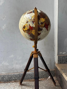 Globo Terráqueo Náutico Antiguo de Latón con Mapa del Mundo, Iluminación y Función Giratoria, Diseño Industrial, Soporte de Trípode de Latón - Product Image 2