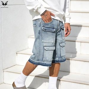 Shorts en jean cargo multi-poches respirants pour homme avec logo personnalisé, coupe ample, délavé bleu clair, style streetwear estival - Product Image 3