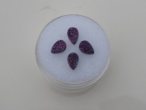 Gemas de Cuarzo Drusy de 4 Facetas en Forma de Pera en Tonos Rojos y Púrpuras de 6x4mm Cada Una para la Fabricación de Joyas - Product Image 4