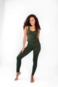Conjunto de 2 piezas para mujer al por mayor: leggings y top estampados OEM verde bosque, conjunto de entrenamiento para mujer, leggings de yoga con efecto fruncido en el trasero. - Product Image 3