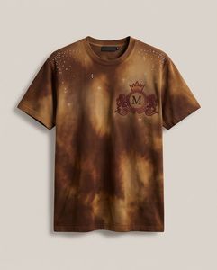 เสื้อยืดคอกลมแขนสั้นสีน้ำตาลลายไทไดสำหรับผู้ชาย พิมพ์ลายโลโก้ทรงปกติ ผ้าฝ้ายลำลอง - Product Image 3