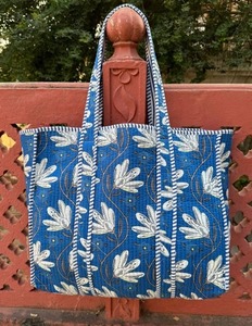 Bolso Tote Acolchado de Algodón con Estampado Floral, Bolso de Viaje Hecho a Mano para Fin de Semana - Product Image 4