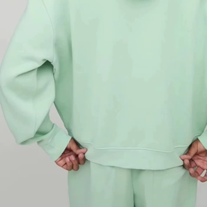 Conjunto de Sudadera con Capucha Oversize de Forro Polar Liso Estilo Urbano con Bordado y Estampado Puff, y Pantalones de Chándal de Dos Piezas para Hombre, Chándales Personalizados Tipo Pullover - Product Image 5