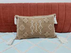 Funda de Cojín Lumbar Cuadrada Bohemia Tribal Geométrica Bordada a Mano en Marrón y Blanco con Borlas de Algodón Antiácaros - Product Image 1