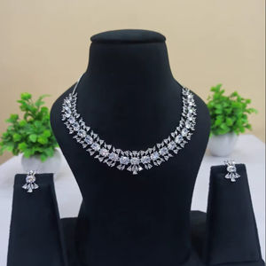 Ensemble élégant de collier et boucles d'oreilles en strass blancs pour mariées – Bijoux de mariage classiques plaqués argent de qualité supérieure pour la réception - Product Image 1