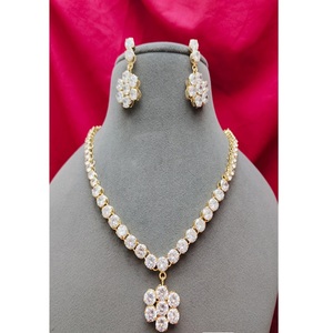 Adorable Juego de Collar y Aretes de Latón con Circonita de Calidad Superior, Diseño de Moda Chapado en Oro, para Fiestas y Bodas, para Mujer - Product Image 1