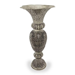 Vase décoratif en métal, motif floral en relief, pour table ou sol, fait main, ornemental, pour la maison, le jardin ou les événements - Product Image 4