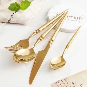 Juego de Cubiertos de 4 Piezas con Mangos de Madera, Acero Inoxidable con Acabado Satinado, Estilo Nórdico - Product Image 6