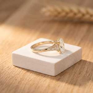 Anillo de Compromiso con Diamante Cultivado en Laboratorio de Corte Ovalado, Anillo con Diamantes Baguette, Anillo Catedral con Milgrain, Joyería Fina, Regalo para Ella - Product Image 2