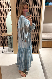 เดรสยาวโบฮีเมียนพิมพ์ลายสีน้ำเงินสำหรับผู้หญิง ขายส่งแบบ OEM แขน 3/4 ทรงหลวม ผ้าฝ้ายถักประดับพู่ เหมาะสำหรับใส่ไปเที่ยวทะเลในช่วงฤดูร้อน - Product Image 5