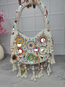 Sac à bandoulière demi-lune blanc perlé fait main, classique, décontracté, écologique, pour soirée, avec embellissements miroir et pompons - Product Image 1