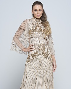 Robe de soirée longue en satin pailleté couleur or champagne, col rond, manches évasées, coupe fourreau, infroissable, avec logo frontal - Product Image 3
