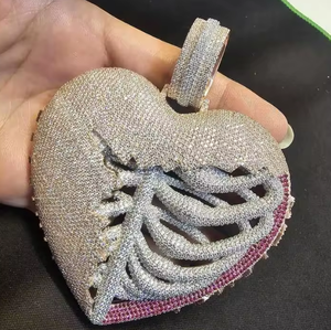 จี้รูปหัวใจ 3 มิติ ขายดี ประดับเพชรโมอิสซาไนต์แท้ จี้รูปหัวใจแบบกำหนดตัวอักษรได้ สไตล์ฮิปฮอปสำหรับผู้ชาย ดีไซน์เงินแท้ 925 ประดับเพชร - Product Image 2