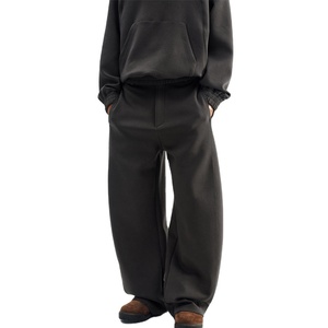 Pantalones de chándal de doble capa gris claro con logotipo personalizado 2025, estilo informal transpirable, pierna ancha acampanada, forro polar liso, pintado - Product Image 1