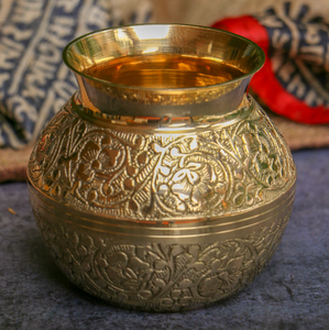 Pot en laiton sculpté à la main avec motifs floraux traditionnels pour la pooja, offrandes sacrées, disponible à prix de gros. - Product Image 1