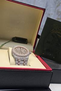 Montre d'affaires en or rose VVS1 avec cadran en quartz et diamants Moissanite, dotée d'un charme intégré au design complet du boîtier - Product Image 4