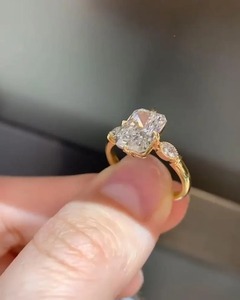 Anillo de Diamantes de Oro de 18k con Diseño Único, Corte Radiante y Piedras Laterales Marquise, Anillo de Tres Diamantes para Compradores Mayoristas - Product Image 1