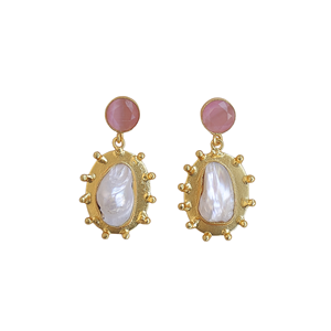 Pendientes de Perlas Barrocas Chapados en Oro con Detalles Rosados, Pendientes de Aro con Piedras Semipreciosas, Joyería al por Mayor - Product Image 1