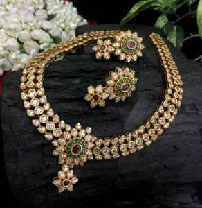 Elegante conjunto de collar floral con esmeraldas y rubíes chapado en oro y pendientes a juego para regalos festivos de boda para mujeres. - Product Image 1