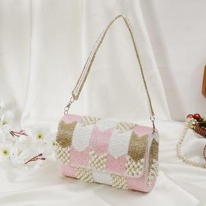 Elegante bolso potli hecho a mano con cuentas rosas y negras y detalles de perlas, perfecto como accesorio para fiestas y bodas con un look elegante. - Product Image 3