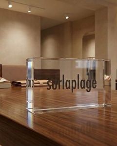 Support de présentation en acrylique transparent de luxe personnalisé, base en lucite solide avec impression de logo pour la présentation de bijoux et de montres en magasin. - Product Image 5