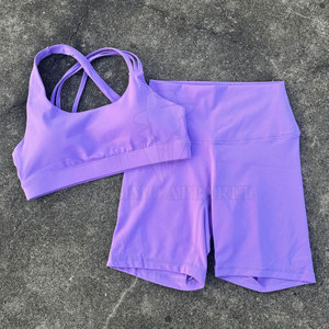 Conjunto de Top Deportivo y Pantalones Cortos de Yoga de Nailon y Spandex Premium para Mujer, Ropa Deportiva Personalizada con Logotipo para Gimnasio y Entrenamiento - Product Image 5