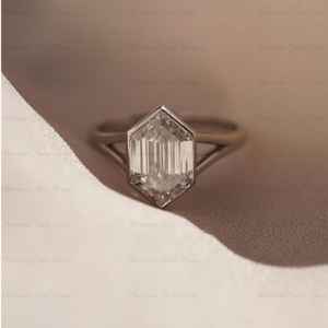 Anillo Solitario de Moissanita Marquise Holandesa con Engaste Único Hexagonal en Plata 925 con Rodio, Ideal para Propuesta de Matrimonio o Regalo Nupcial - Product Image 3