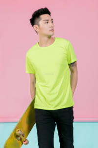 Camiseta con logotipo limitado Camiseta de voleibol sólida de manga corta personalizada Camiseta deportiva de poliéster con cuello redondo - Product Image 4