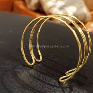 Bracelet ouvert fait main avec une finition élégante pour les femmes tendance, bracelet en laiton classique à courbe réglable - Product Image 1