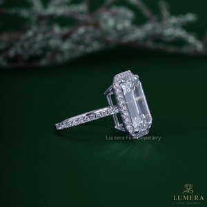 Bague de mariage solitaire pour femme avec halo caché en diamant de laboratoire taille émeraude de luxe 9,69 carats et pavé sur le sisière - Product Image 3