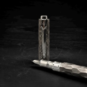 Stylo d'écriture artisanal de luxe en acier Damas à motifs, avec corps métallique élégant et clip de poche décoratif – Cadeau d'affaires haut de gamme - Product Image 3
