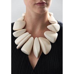 Collar Clásico de Resina y Madera con Encanto Atemporal, Elegantes Accesorios de Joyería - Product Image 4