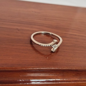 Anillo de Plata de Ley 925 con Circonita Cúbica en Barra, Diseño Abierto, Elegante y Romántico para Mujer, Acabado Pulido, Engaste Pavé - Product Image 2