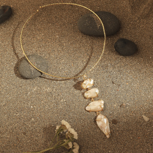 Collier ras-de-cou en perles d'eau douce faites à la main, ensemble de bijoux de luxe en laiton plaqué or pour femmes - Product Image 1