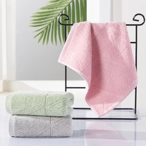 Serviette de toilette en coton style moderne, douce et lisse, pour salon, spa, salle de sport, vente en gros, fabricant, couleur unie, tissu éponge - Product Image 2
