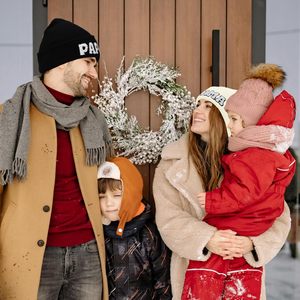 Bonnet en acrylique recyclé doux, personnalisé, tricoté pour l'hiver, avec logo brodé à marque privée, à revers, unisexe, style streetwear - Product Image 5