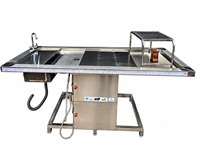 Table d'autopsie post-mortem en acier inoxydable SS 304 avec évier, support perforé pour corps et système de pulvérisation pour morgue et laboratoire d'analyse forensique
