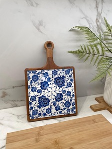 Plateau carré en bois bleu avec longue poignée, idéal pour le service dans les cafés et restaurants, et les cours de cuisine – Vaisselle élégante - Product Image 4