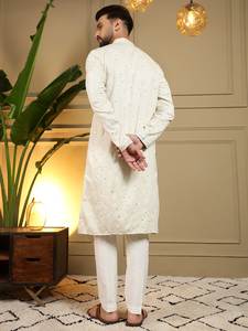 ชุดคุรตะผ้าฝ้ายคัดสรรคุณภาพสูง Vantara Men พร้อมงานปักลายดั้งเดิมและงานกระจกตกแต่ง และกางเกงชูดิดาร์ผ้าฝ้ายผสมสำหรับงานเทศกาล - Product Image 3