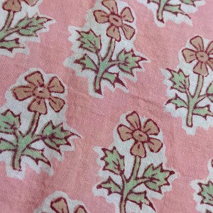 Tela de Algodón Estampada a Mano al por Mayor – Tela de Algodón Indio Buti con Estampado Floral Rosa para Prendas y Proveedores - Product Image 1