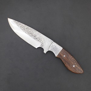 Couteau de chasse artisanal en acier inoxydable avec manche en bois gravé, lame à pointe tombante de 2,59 mm d'épaisseur, étui en cuir marron, service OEM - Product Image 4